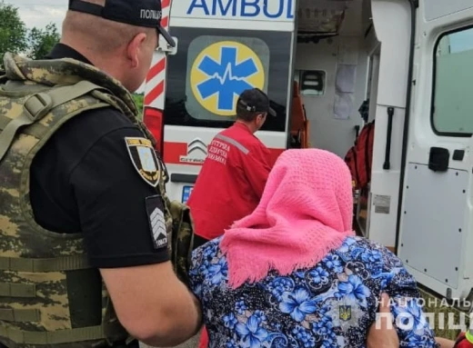 На Сумщині поліцейські доправили жінку з інсультом до карети швидкої  фото