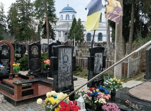 У Сумах на Алеї Слави центрального кладовища пошкодили могили захисників України фото