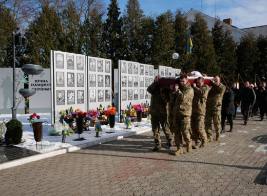 Роменська громада попрощалася із захисником Вікторем Кучерявим фото