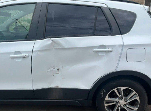 У Сумах водій без прав врізався у припарковане авто та втік з місця ДТП фото