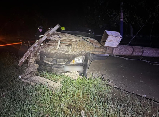 На Харківській у Сумах водій Mitsubishi врізався в електроопору та був госпіталізований фото На Харківській у Сумах водій Mitsubishi врізався в електроопору та був госпіталізований фото