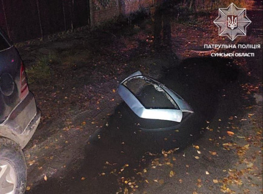 П’яний водій у Сумах врізався в електроопору, пошкодив авто і втік фото