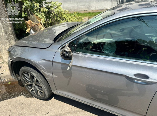 У Сумах зіткнення автівок завершилося наїздом на дерева фото У Сумах зіткнення автівок завершилося наїздом на дерева фото