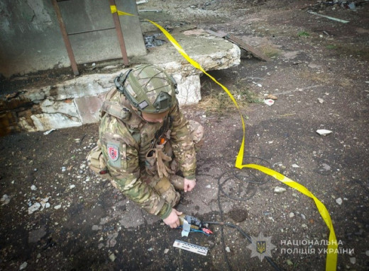 Поліцейські вибухотехніки знищили бойову частину ворожого дрона на Сумщині фото