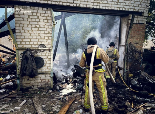 Рятувальники Сумщини загасили пожежу, спричинену ворожим обстрілом фото