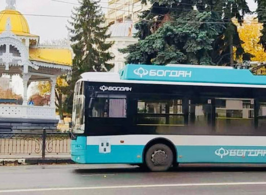 У Сумах через відсутність електроенергії на маршрути вийшли лише автономні тролейбуси фото