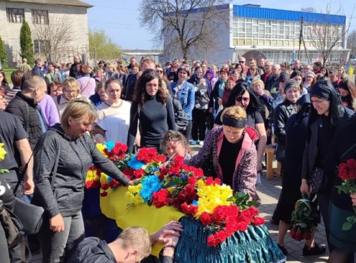 У Шосткинській громаді провели в останню путь захисника Дмитра Дзюбу фото