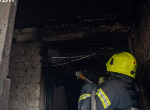 У Сумах рятувальники ліквідували загоряння в під'їзді багатоповерхівки фото