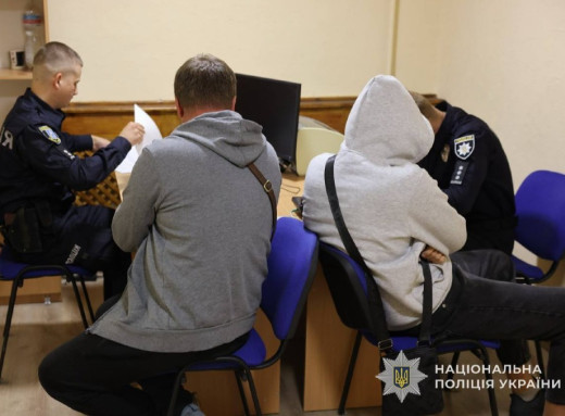 Поліція знайшла юнаків, які зливали пальне з автівок вночі фото