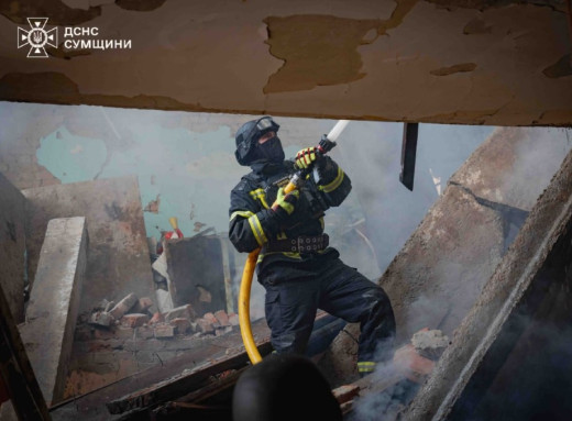 Рятувальники ліквідували масштабну пожежу після атаки «шахедів» на дитсадок у Сумах (відео) фото
