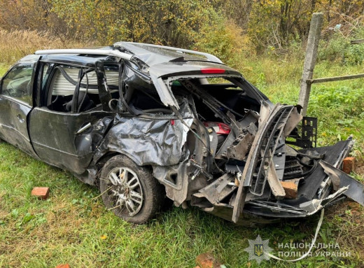 16-річний водій на Шосткинщині в’їхав у дерево: троє травмованих фото