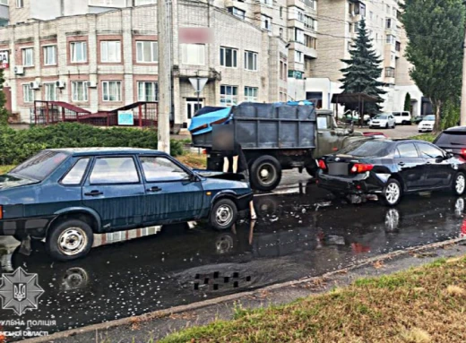 У Сумах на Металургів сталася ланцюгова ДТП: три авто пошкоджені фото