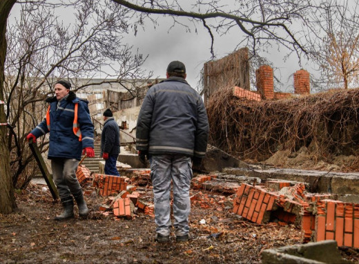 У Сумах розбирають підпірну стіну біля "Акрополя" фото