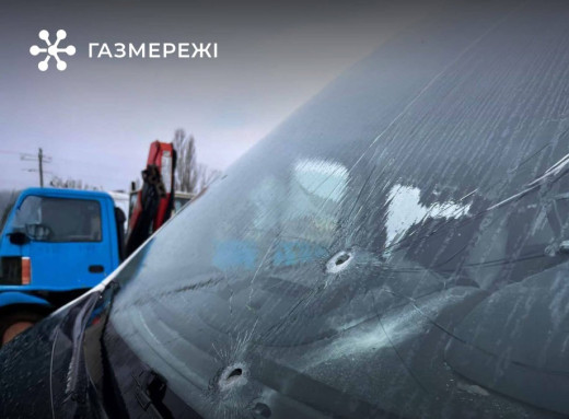 У Білопіллі ворожий дрон атакував автомобіль газової служби фото