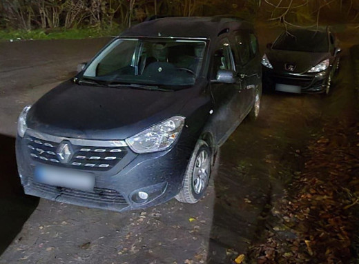 У Сумах водійка Renault врізалася у припаркований Peugeot фото