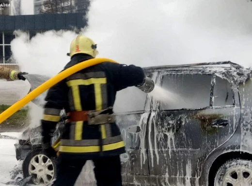 У Сумах рятувальники ліквідували пожежу легковика (відео) фото