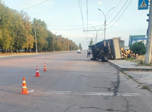 У Сумах п’яний водій наїхав на пішохода і перекинув вантажівку фото