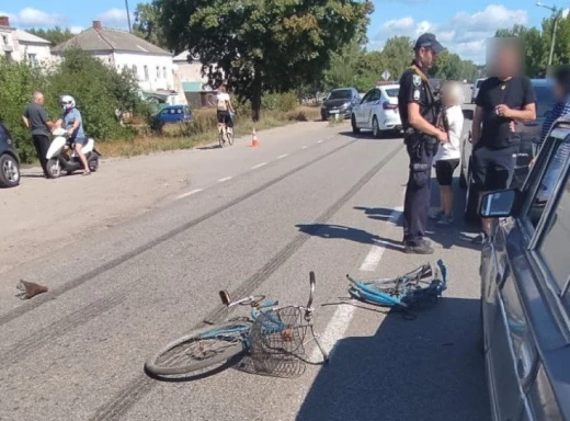 У Тростянці мікроавтобус збив велосипедиста фото