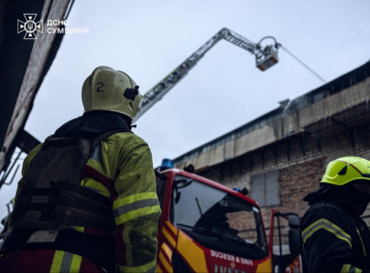Влучання дрона у Сумах: співробітники ДСНС врятували людей із палаючого приміщення