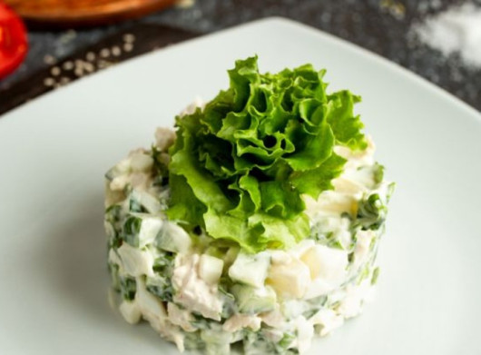 Геть майонез: ідеальна формула корисної заправки для весняного салату