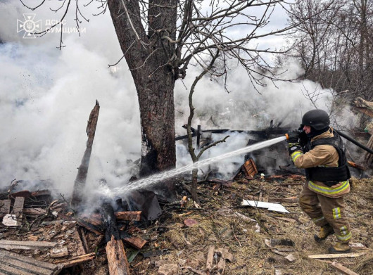 На Сумщині після влучання ворожої КАБ загорілися будинки