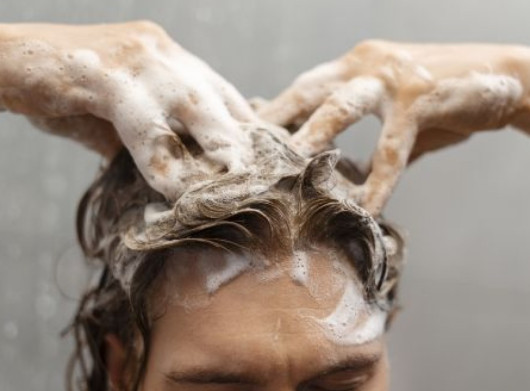 Міфи про чистоту: як часто потрібно мити голову за порадою дерматолога