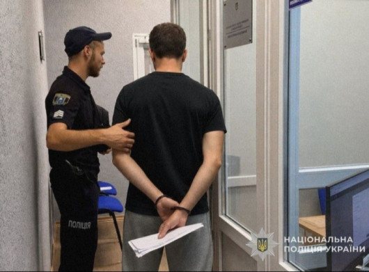 Повалив із драбини та відібрав телефон: у Білопіллі поліцейські оперативно затримали грабіжника