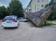 У Шостці легковик в'їхав у автобусну зупинку