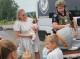 З прифронтової громади Сумщини евакуювали багатодітну родину з немовлям