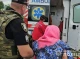 На Сумщині поліцейські доправили жінку з інсультом до карети швидкої 