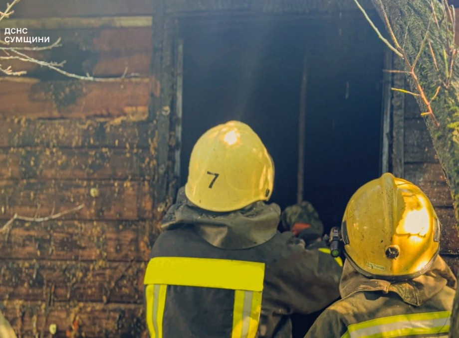 У Шостці рятувальники ліквідували масштабну пожежу в житловому будинку