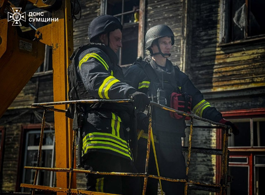 У Шостці рятувальники відновили понад 250 вікон після вчорашньої ворожої атаки