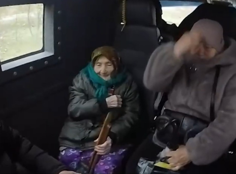 Поліція Сумщини евакуювала 100-річну жінку з прифронтової громади