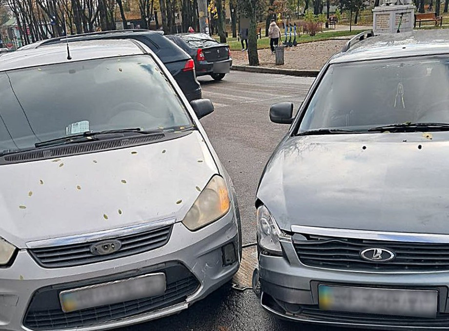 У Сумах на перехресті зіткнулися ВАЗ та Ford: травмована пасажирка