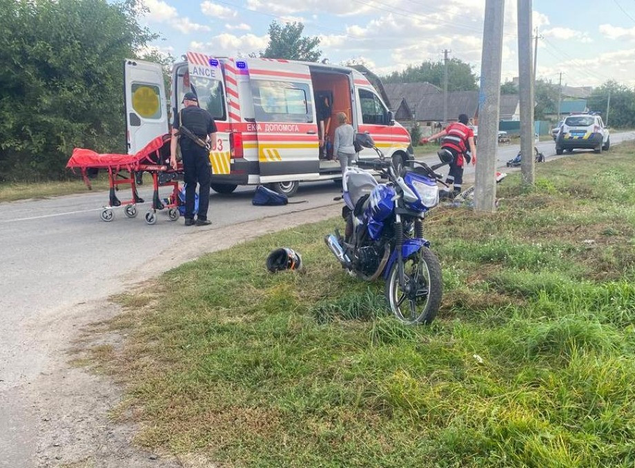 У Бурині підліток на мотоциклі збив дівчину: обоє травмовані