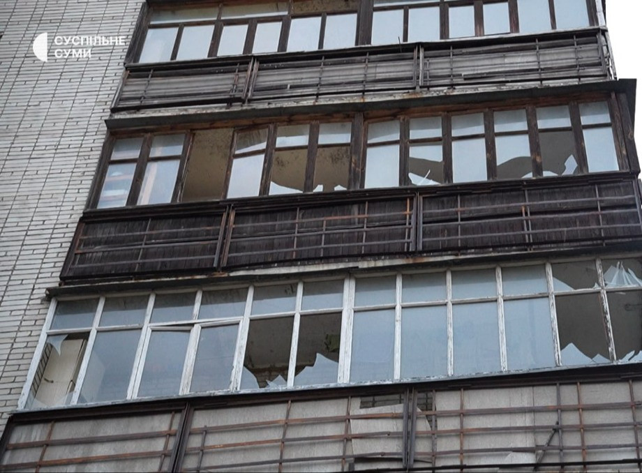 Наслідки удару БПЛА в Сумах: пошкоджено дві багатоповерхівки та 35 балконних рам