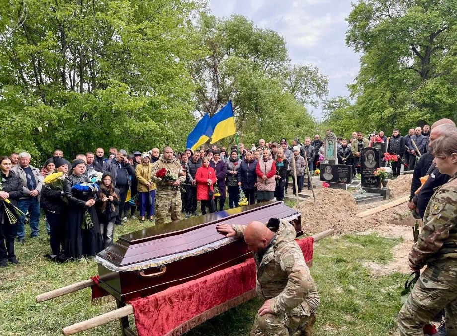 Кролевеччина попрощалася з поліцейським Олександром Завгороднім, який загинув на Донеччині
