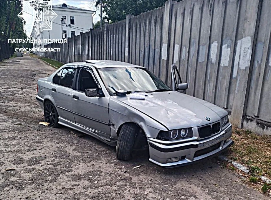 Водій BMW у Сумах пошкодив авто у ДТП і отримав травми